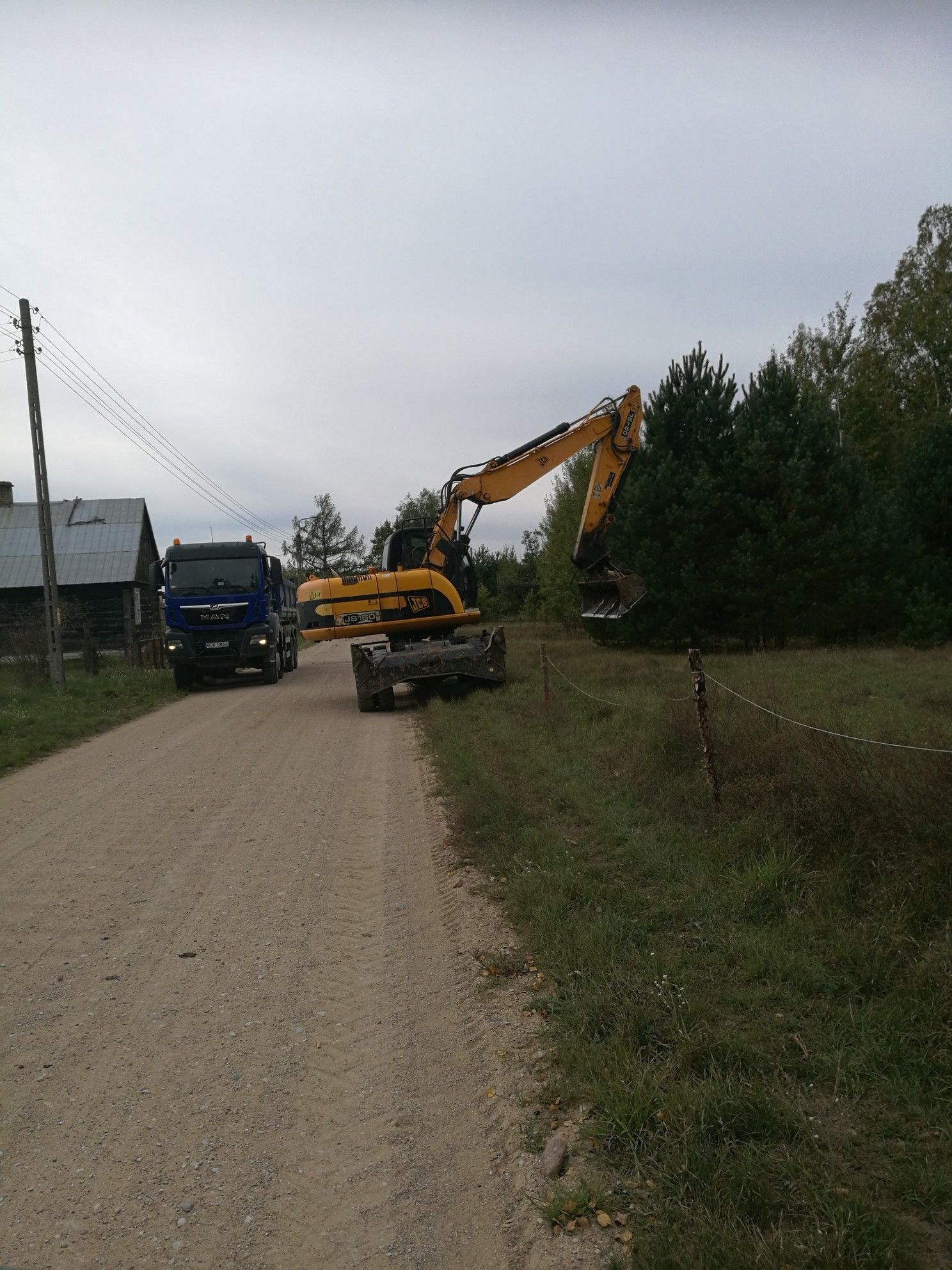 - Przebudowa drogi gminnej nr 102834B Lebiedzin - Komaszówka na odcinku o długości 972 m we wsi L...